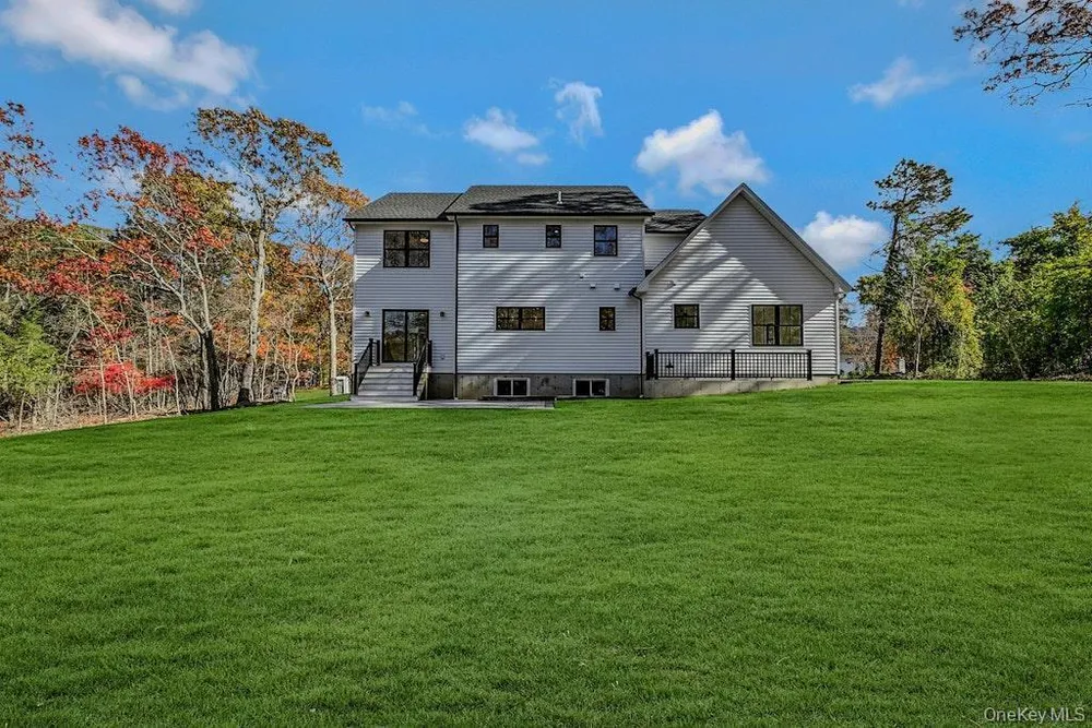 20 Bunker Ln, Middle Island, NY 11953