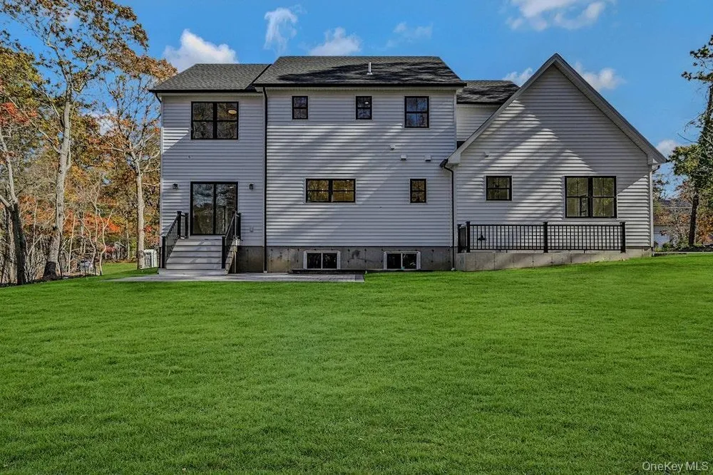 20 Bunker Ln, Middle Island, NY 11953