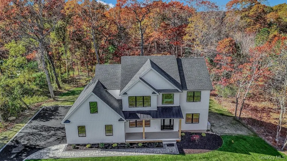 20 Bunker Ln, Middle Island, NY 11953