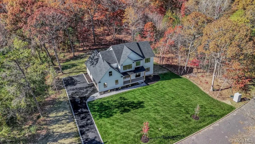 20 Bunker Ln, Middle Island, NY 11953