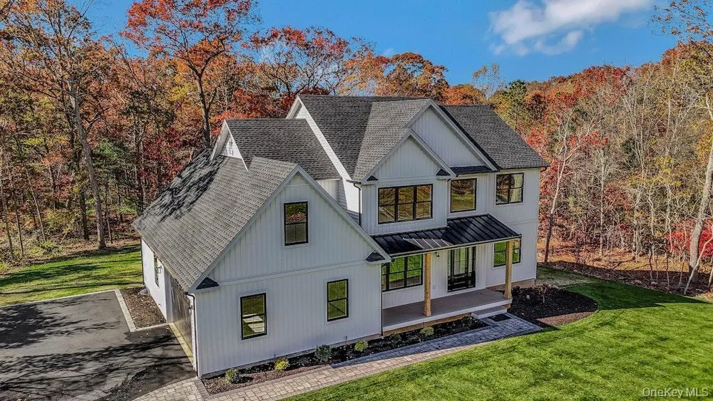 20 Bunker Ln, Middle Island, NY 11953