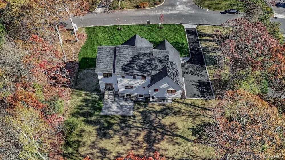 20 Bunker Ln, Middle Island, NY 11953