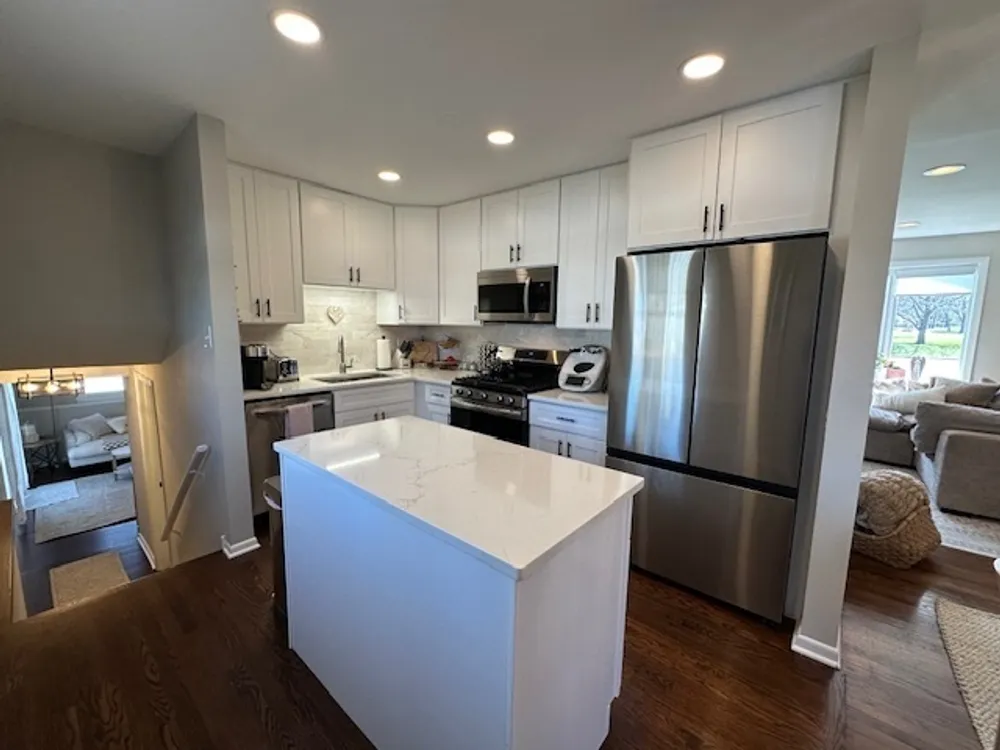430 71st St, Darien, IL 60561