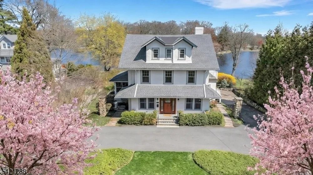 17 Briarcliff Rd, Mountain Lakes, NJ 07046
