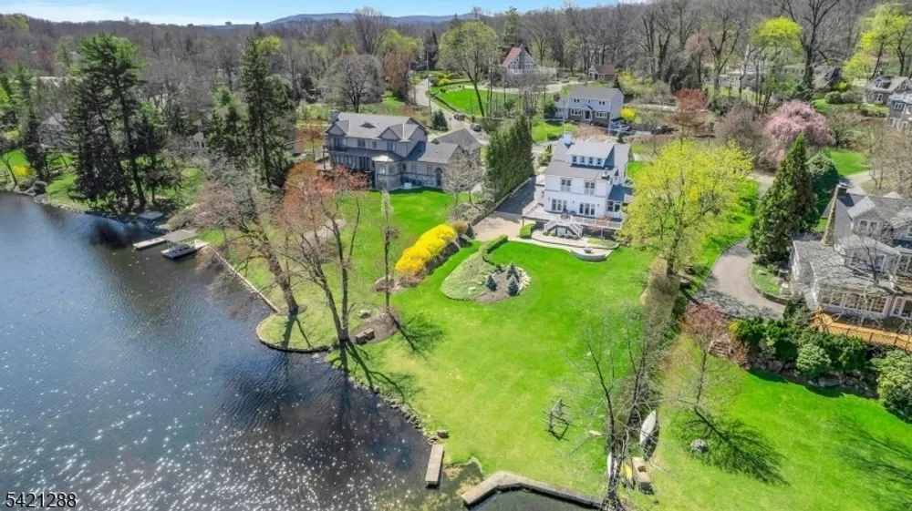 17 Briarcliff Rd, Mountain Lakes, NJ 07046