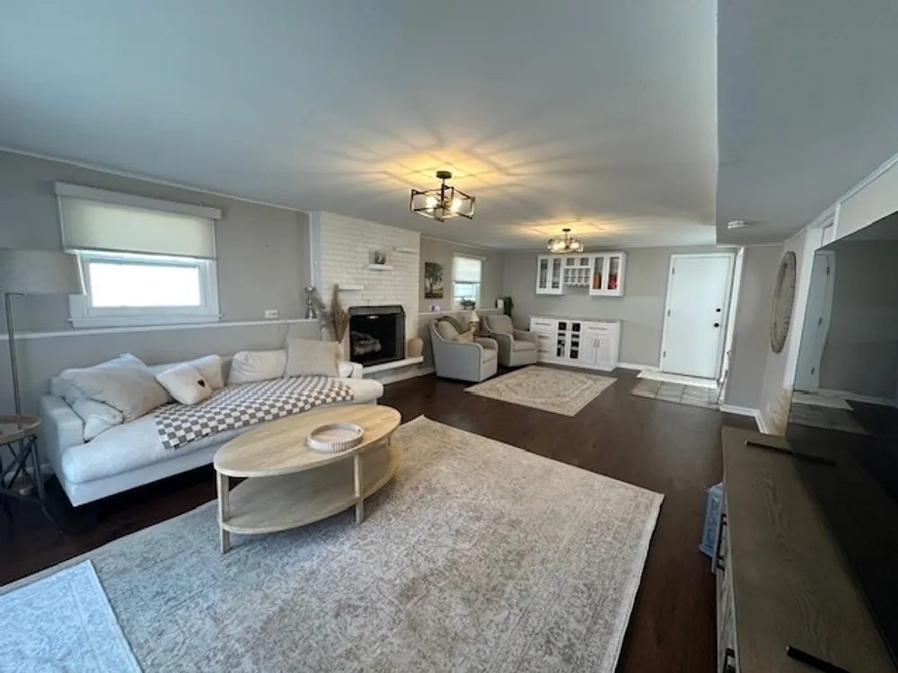 430 71st St, Darien, IL 60561