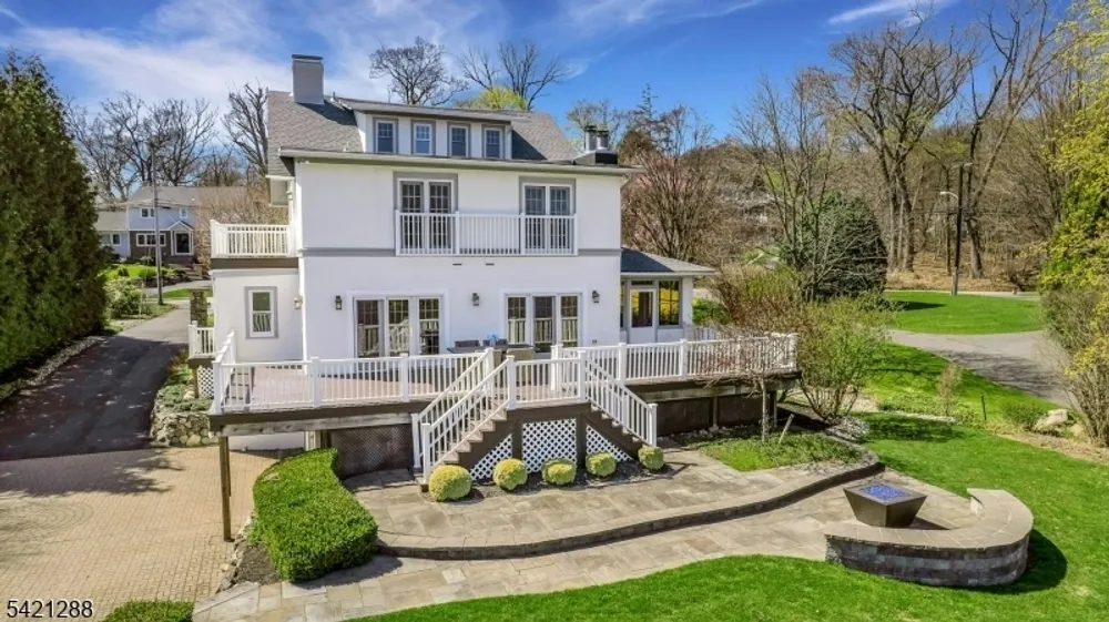17 Briarcliff Rd, Mountain Lakes, NJ 07046