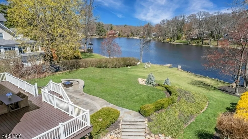 17 Briarcliff Rd, Mountain Lakes, NJ 07046