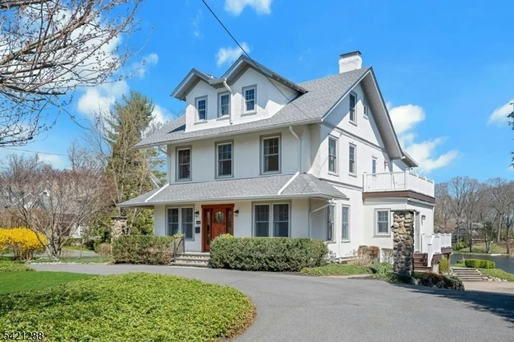 17 Briarcliff Rd, Mountain Lakes, NJ 07046