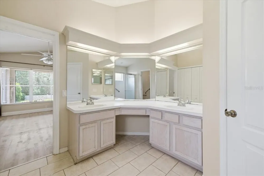 4250 Pine Isle Dr, Lutz, FL 33558