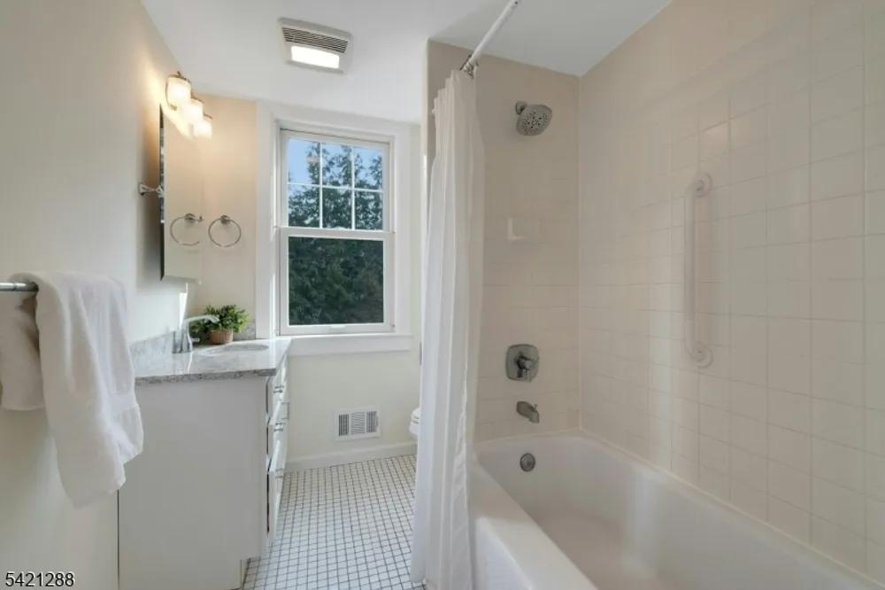 17 Briarcliff Rd, Mountain Lakes, NJ 07046