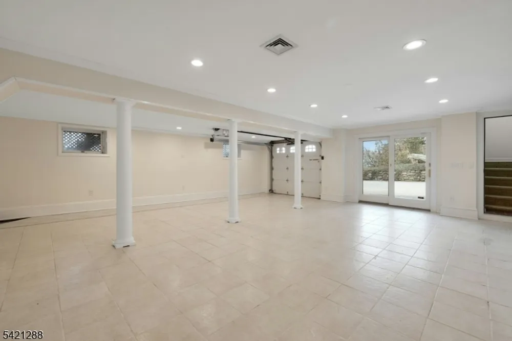 17 Briarcliff Rd, Mountain Lakes, NJ 07046