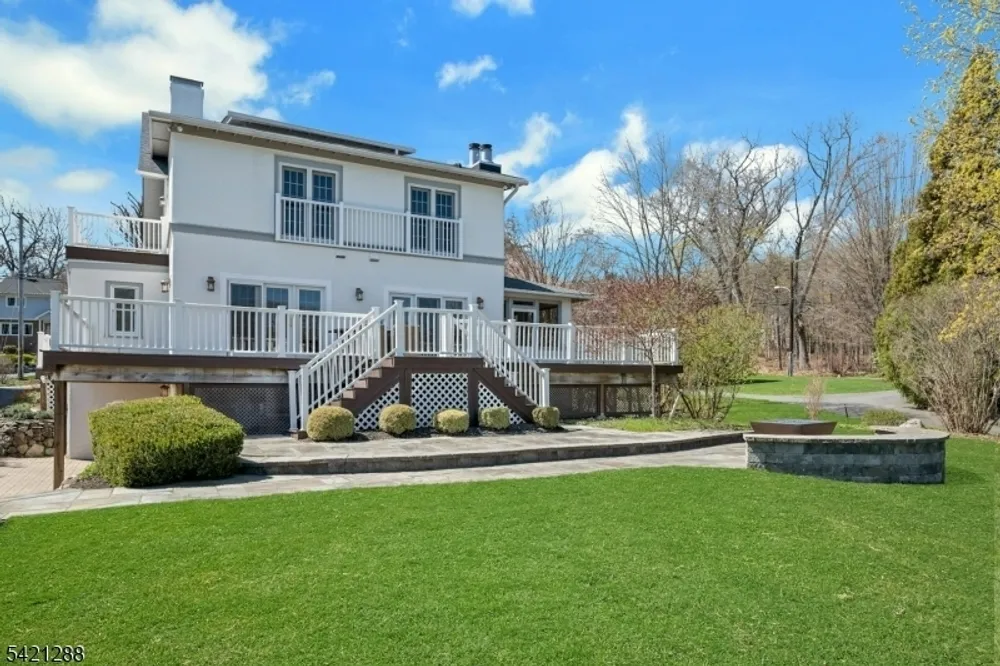 17 Briarcliff Rd, Mountain Lakes, NJ 07046