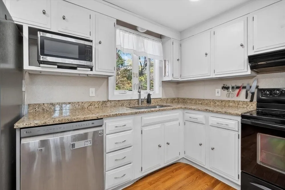 72 Ledgebrook Rd, Weymouth, MA 02190