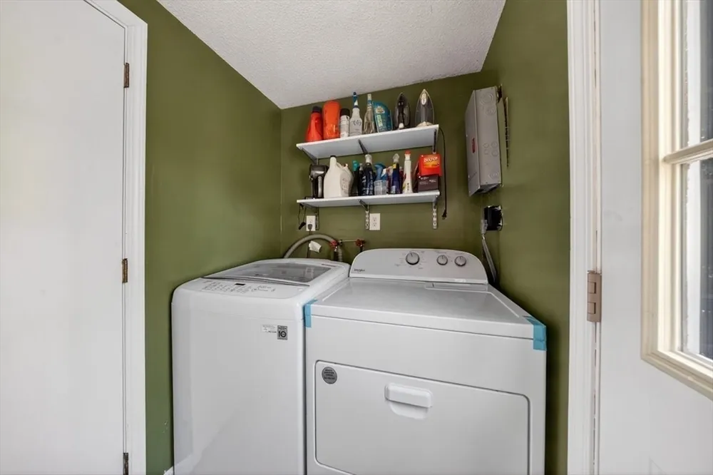 72 Ledgebrook Rd, Weymouth, MA 02190
