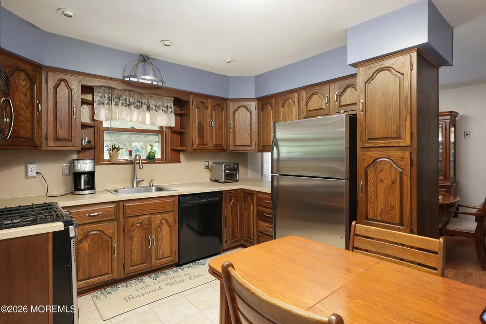 167 Crestview Dr, Middletown, NJ 07748