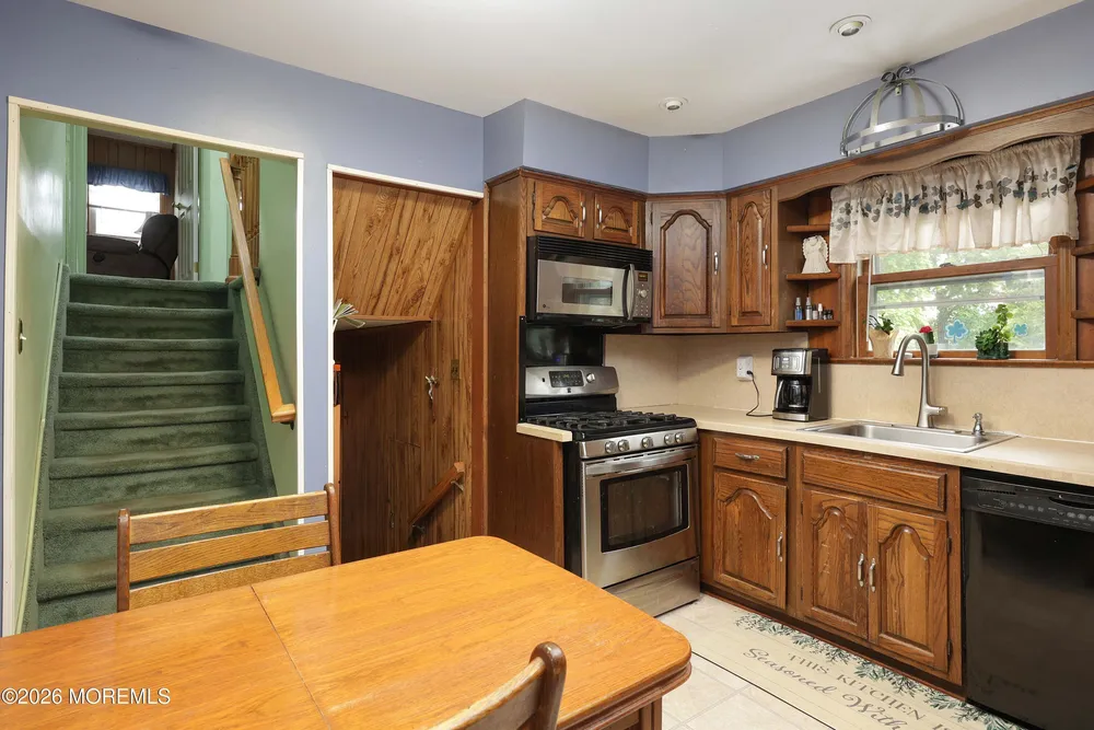 167 Crestview Dr, Middletown, NJ 07748