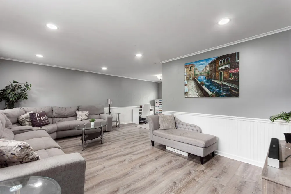 2403 White Rd, Grove City, OH 43123