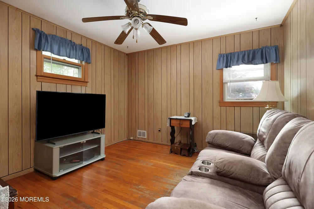 167 Crestview Dr, Middletown, NJ 07748