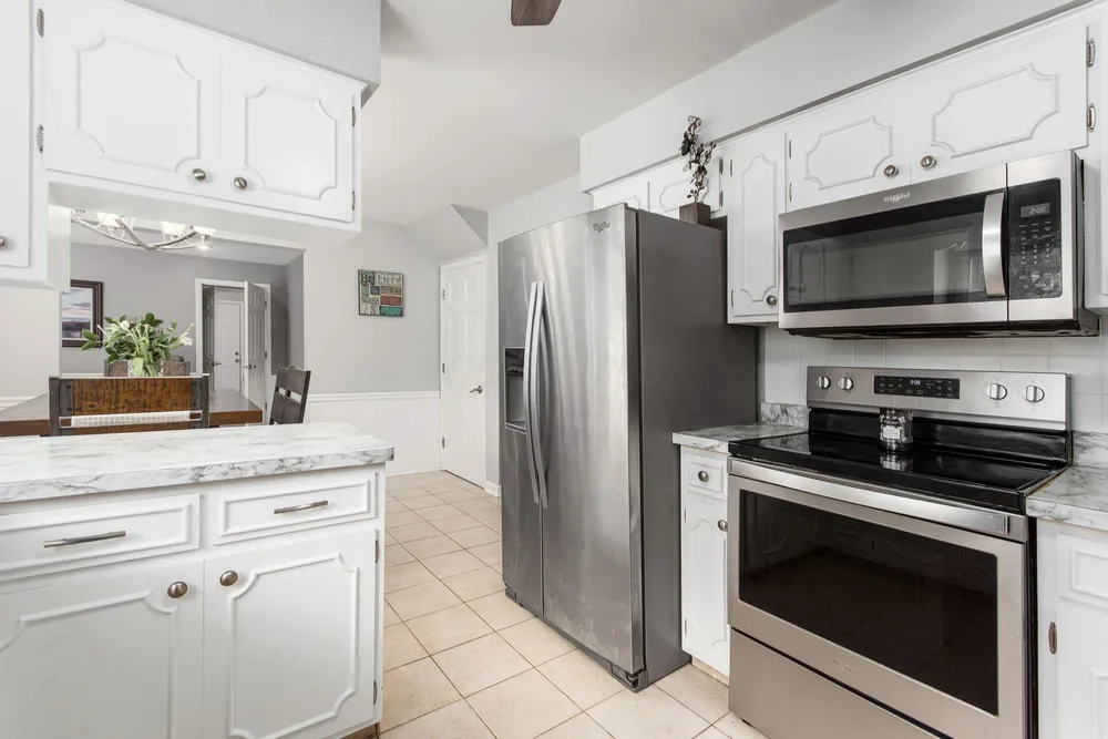 2403 White Rd, Grove City, OH 43123
