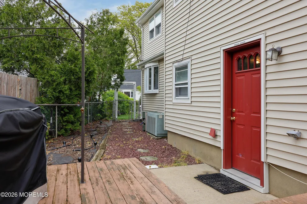 167 Crestview Dr, Middletown, NJ 07748