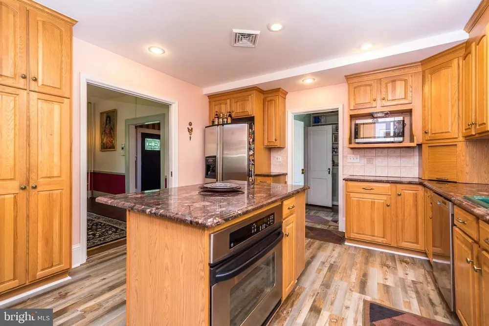 825 Highland Ave, Morrisville, PA 19067