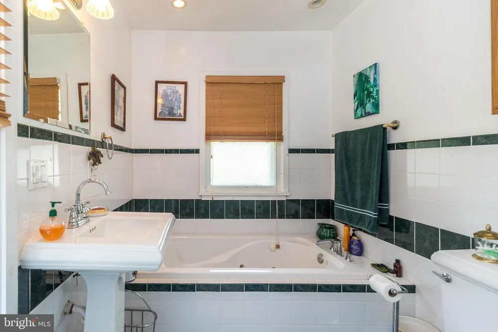 825 Highland Ave, Morrisville, PA 19067