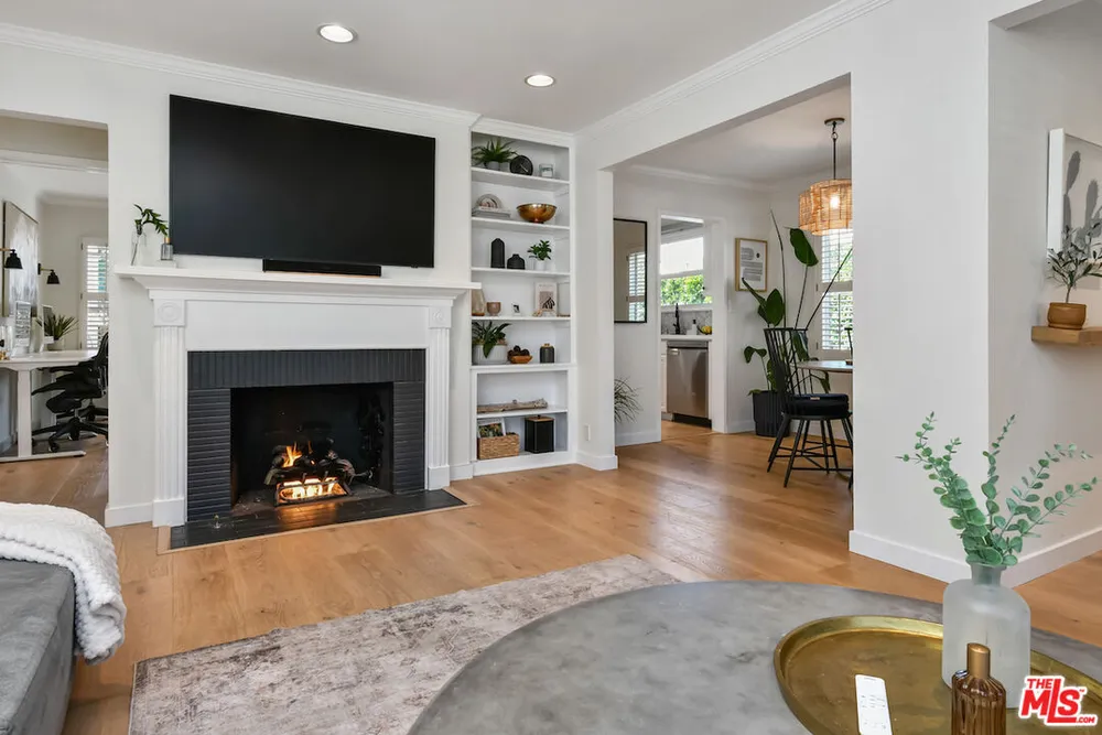 14418 Collins St, Sherman Oaks, CA 91401