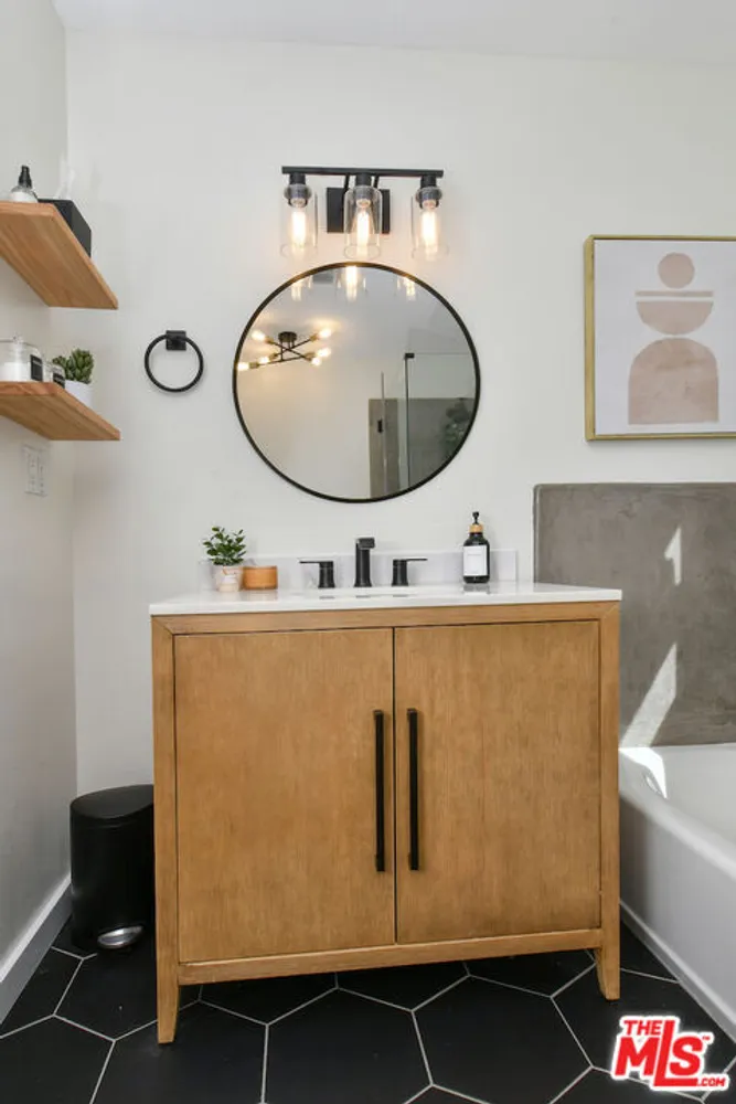 14418 Collins St, Sherman Oaks, CA 91401