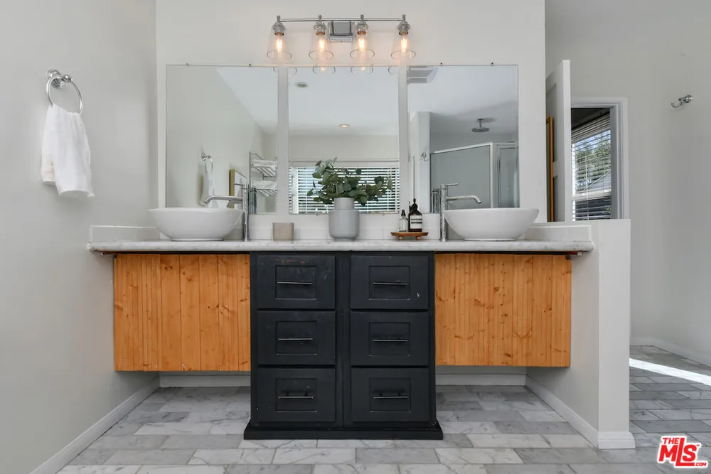 14418 Collins St, Sherman Oaks, CA 91401