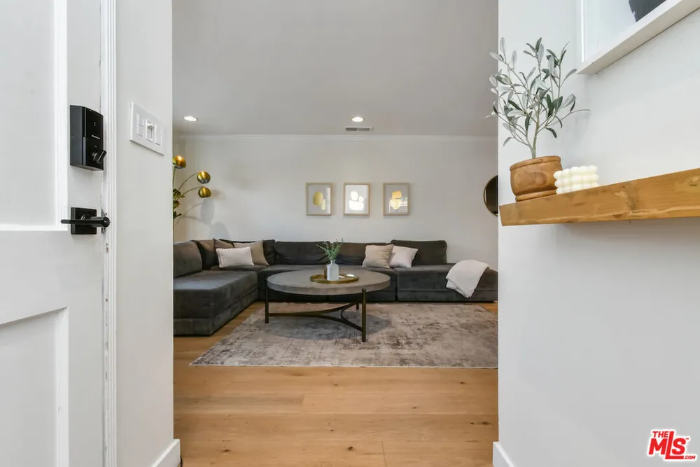 14418 Collins St, Sherman Oaks, CA 91401
