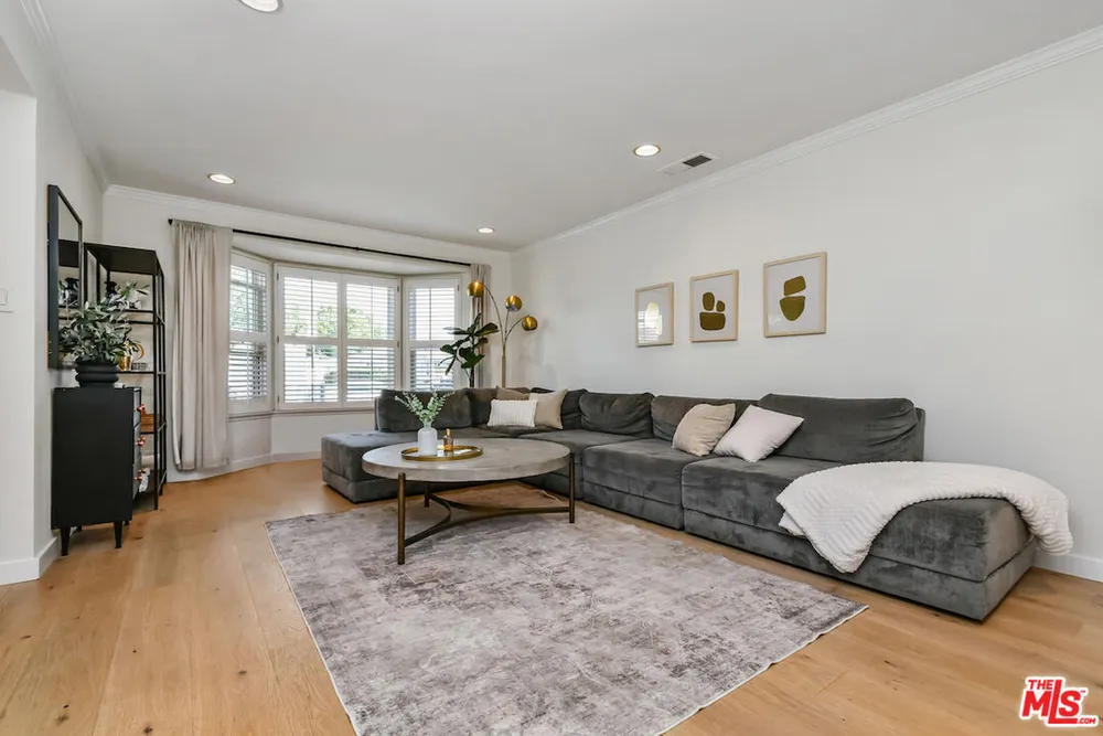 14418 Collins St, Sherman Oaks, CA 91401