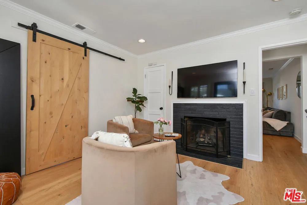 14418 Collins St, Sherman Oaks, CA 91401