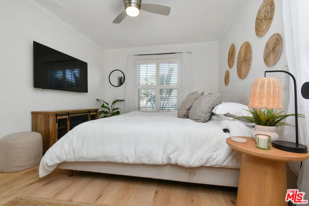 14418 Collins St, Sherman Oaks, CA 91401
