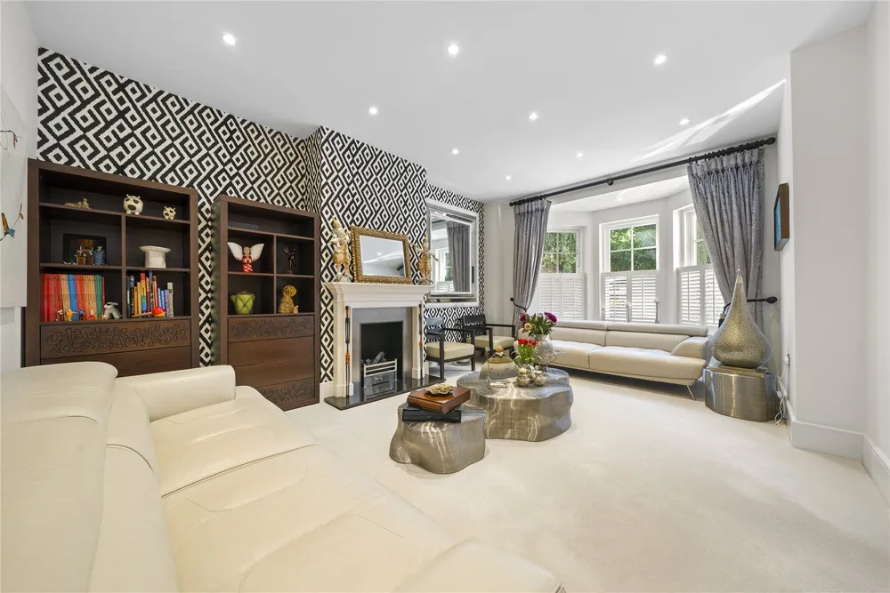 Oatlands Chase, Weybridge, Surrey, KT13