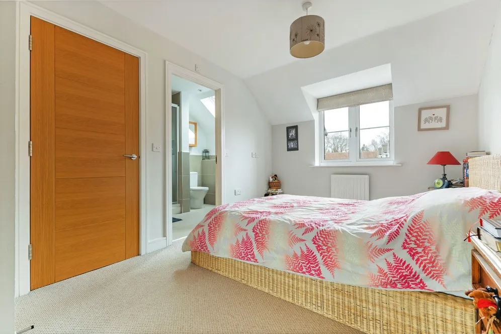Hunters Place, Hindhead, GU26 photo 6