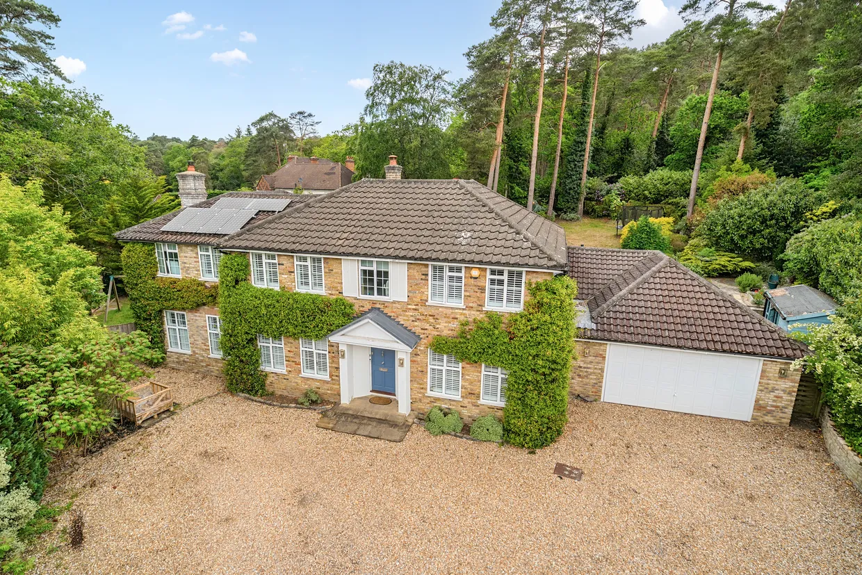 Manor Gardens, Farnham, GU10 photo 1