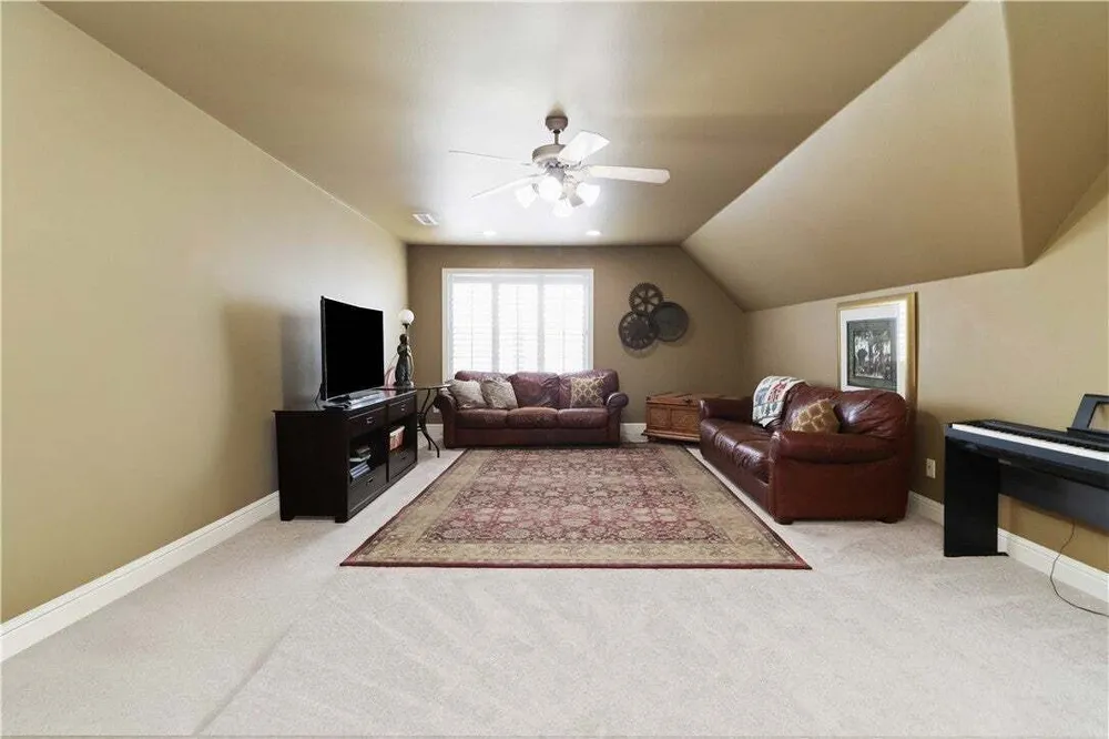3906 NE Kensington Ave, Bentonville, AR 72712