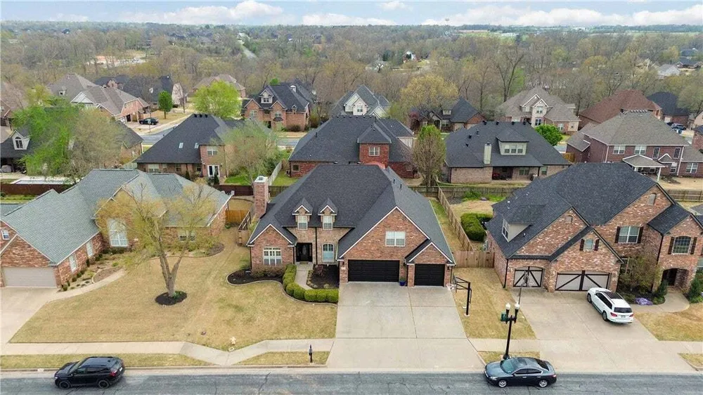 3906 NE Kensington Ave, Bentonville, AR 72712