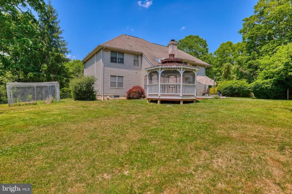 15 Scenic Dr, Ewing, NJ 08628