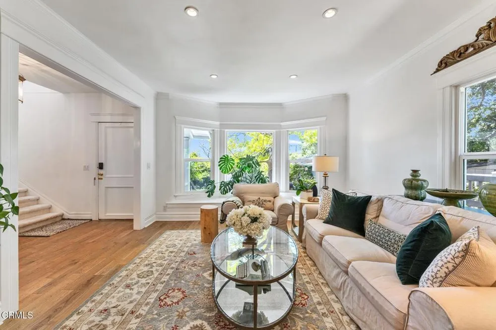 1135 Fairview Dr, La Canada Flintridge, CA 91011
