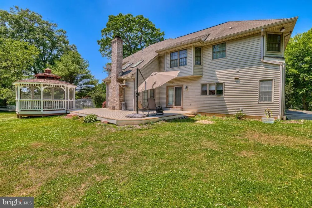 15 Scenic Dr, Ewing, NJ 08628