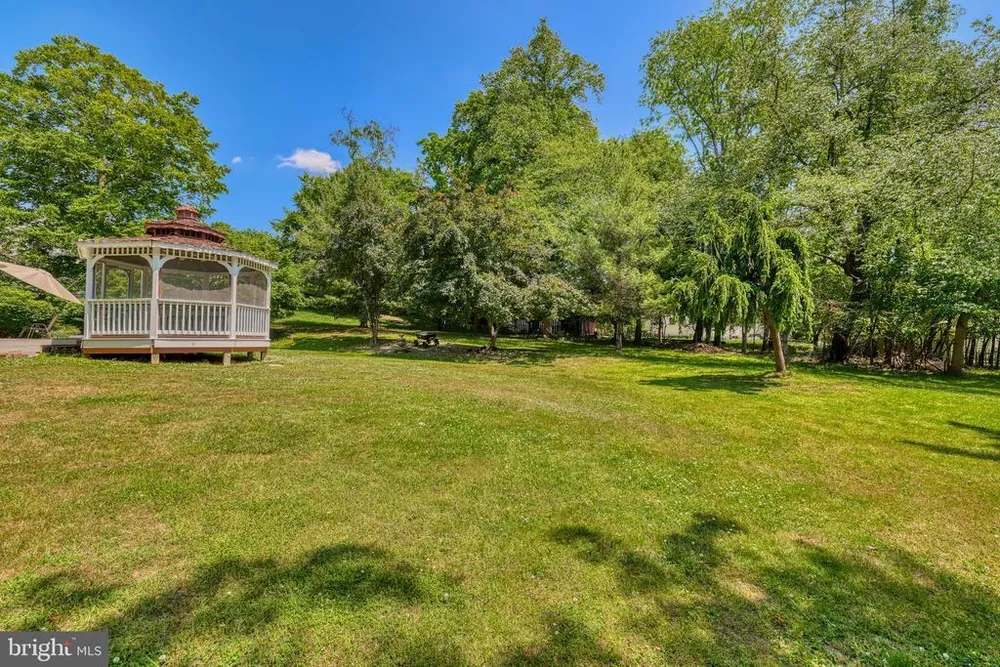 15 Scenic Dr, Ewing, NJ 08628