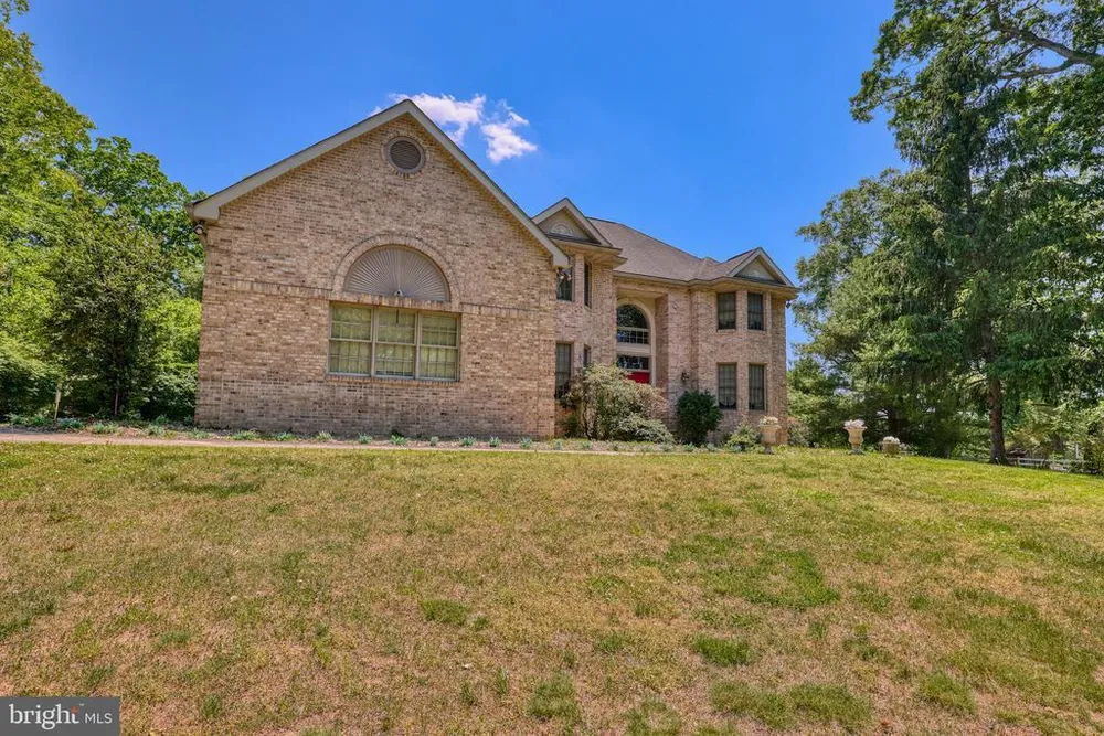 15 Scenic Dr, Ewing, NJ 08628