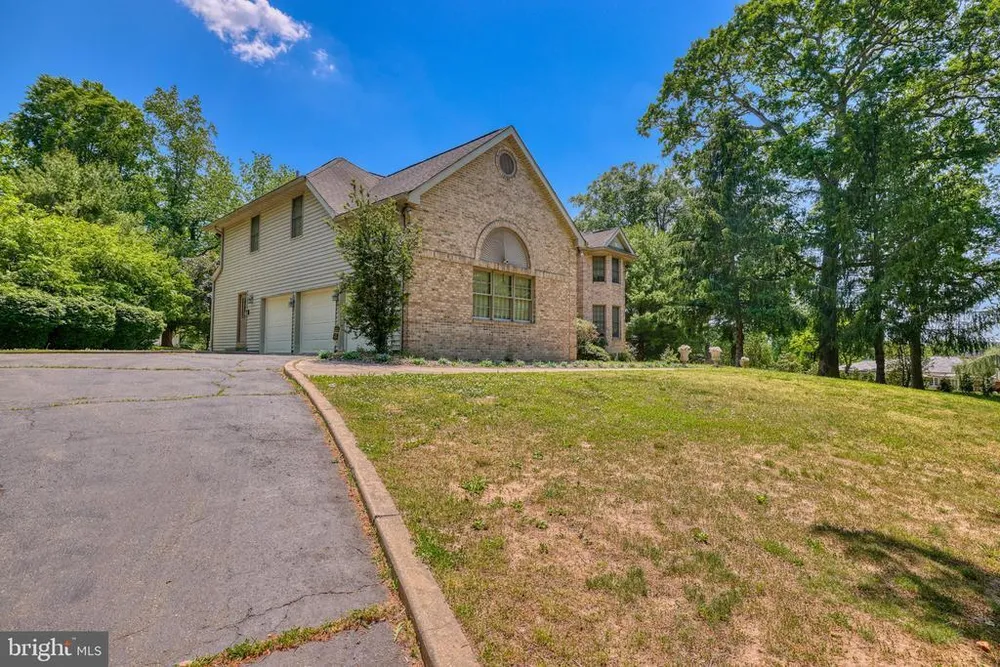 15 Scenic Dr, Ewing, NJ 08628