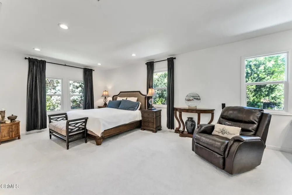 1135 Fairview Dr, La Canada Flintridge, CA 91011