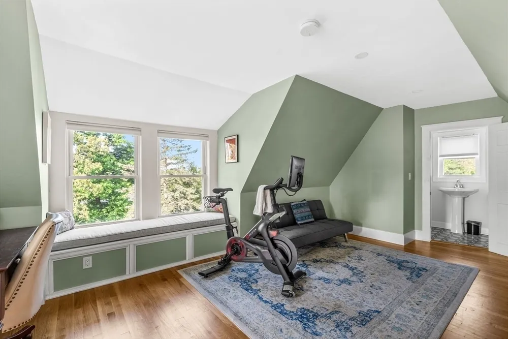 186 Temple St, Boston, MA 02132