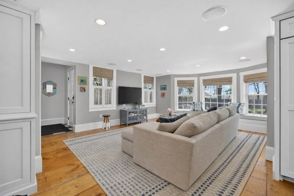 29 Pleasant St, Hingham, MA 02043