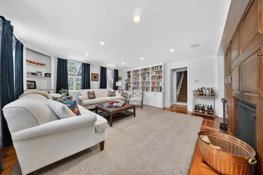 29 Pleasant St, Hingham, MA 02043