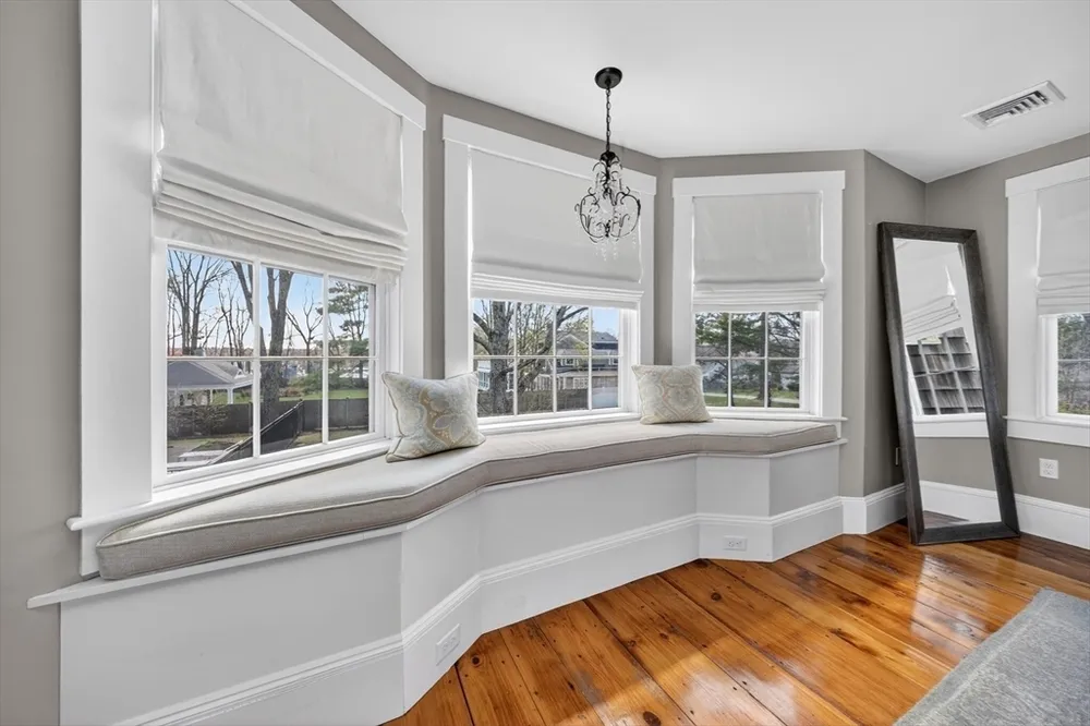 29 Pleasant St, Hingham, MA 02043